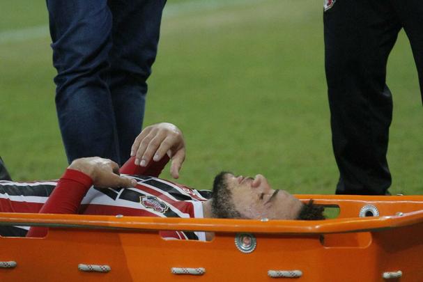 No segundo tempo, o Santa Cruz manteve o domnio da partida. O gol saiu logo no comeo da etapa, o que ajudou bastante tambm. Andr Lus, em grande jogada, marcou um golao. Na frente do placar, o Tricolor passou a valorizar a posse de bola. Halef Pitbull teve uma chance de ouro de marcar e deixar o jogo mais tranquilo, mas errou a finalizao