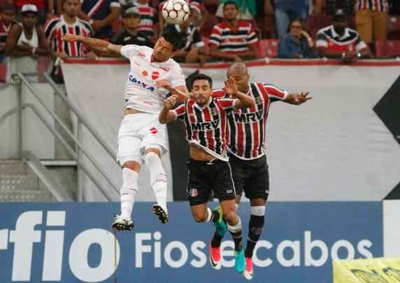 No segundo tempo, o Santa Cruz manteve o domnio da partida. O gol saiu logo no comeo da etapa, o que ajudou bastante tambm. Andr Lus, em grande jogada, marcou um golao. Na frente do placar, o Tricolor passou a valorizar a posse de bola. Halef Pitbull teve uma chance de ouro de marcar e deixar o jogo mais tranquilo, mas errou a finalizao
