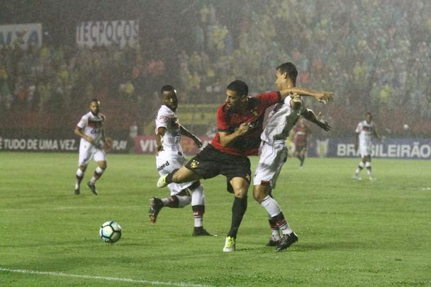Sport se adaptou bem ao gramado, bastante castigado pelas fortes chuvas. Fezu m gol cedo e soube conduzir a partida, goleando com facilidade. Destaque para André, autor de dois gols, e Diego Souza, que igualou Leonardo como maior goleador rubro-negro na história do Brasileirão