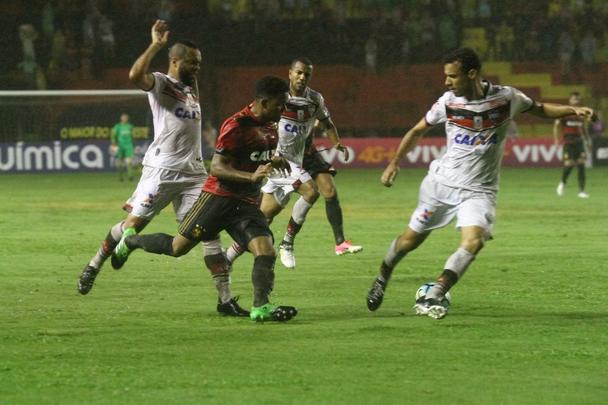 Sport se adaptou bem ao gramado, bastante castigado pelas fortes chuvas. Fezu m gol cedo e soube conduzir a partida, goleando com facilidade. Destaque para André, autor de dois gols, e Diego Souza, que igualou Leonardo como maior goleador rubro-negro na história do Brasileirão