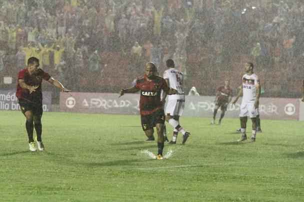 Sport se adaptou bem ao gramado, bastante castigado pelas fortes chuvas. Fezu m gol cedo e soube conduzir a partida, goleando com facilidade. Destaque para André, autor de dois gols, e Diego Souza, que igualou Leonardo como maior goleador rubro-negro na história do Brasileirão