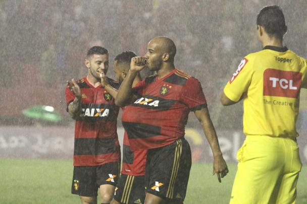 Sport se adaptou bem ao gramado, bastante castigado pelas fortes chuvas. Fezu m gol cedo e soube conduzir a partida, goleando com facilidade. Destaque para André, autor de dois gols, e Diego Souza, que igualou Leonardo como maior goleador rubro-negro na história do Brasileirão