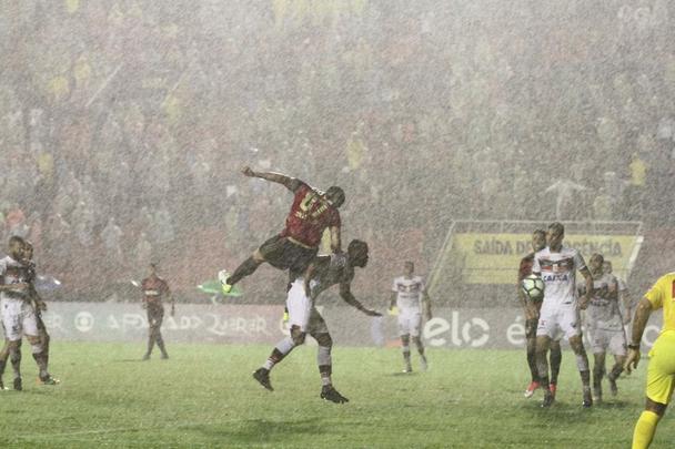 Sport se adaptou bem ao gramado, bastante castigado pelas fortes chuvas. Fezu m gol cedo e soube conduzir a partida, goleando com facilidade. Destaque para André, autor de dois gols, e Diego Souza, que igualou Leonardo como maior goleador rubro-negro na história do Brasileirão