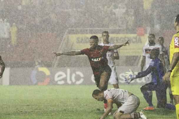 Sport se adaptou bem ao gramado, bastante castigado pelas fortes chuvas. Fezu m gol cedo e soube conduzir a partida, goleando com facilidade. Destaque para André, autor de dois gols, e Diego Souza, que igualou Leonardo como maior goleador rubro-negro na história do Brasileirão