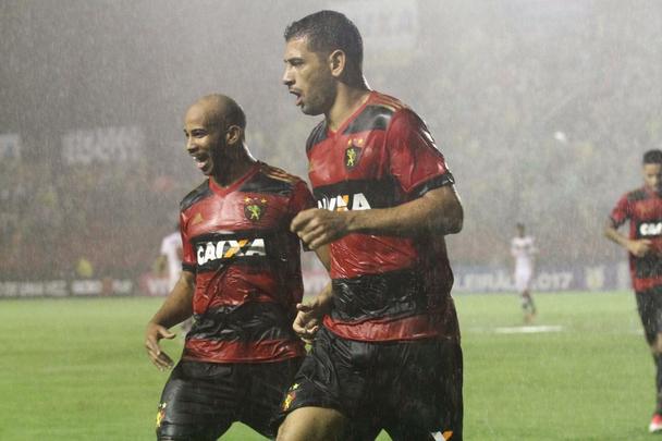 Sport se adaptou bem ao gramado, bastante castigado pelas fortes chuvas. Fezu m gol cedo e soube conduzir a partida, goleando com facilidade. Destaque para André, autor de dois gols, e Diego Souza, que igualou Leonardo como maior goleador rubro-negro na história do Brasileirão