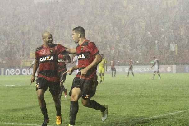 Sport se adaptou bem ao gramado, bastante castigado pelas fortes chuvas. Fezu m gol cedo e soube conduzir a partida, goleando com facilidade. Destaque para André, autor de dois gols, e Diego Souza, que igualou Leonardo como maior goleador rubro-negro na história do Brasileirão