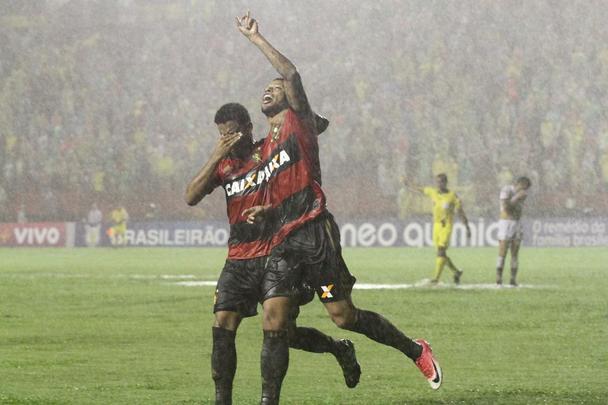 Sport se adaptou bem ao gramado, bastante castigado pelas fortes chuvas. Fezu m gol cedo e soube conduzir a partida, goleando com facilidade. Destaque para André, autor de dois gols, e Diego Souza, que igualou Leonardo como maior goleador rubro-negro na história do Brasileirão