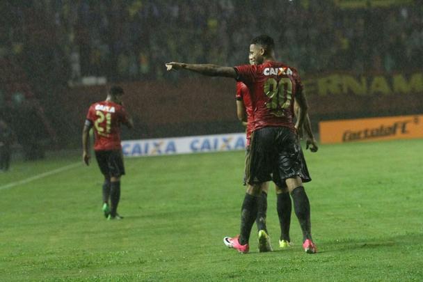 Sport se adaptou bem ao gramado, bastante castigado pelas fortes chuvas. Fezu m gol cedo e soube conduzir a partida, goleando com facilidade. Destaque para André, autor de dois gols, e Diego Souza, que igualou Leonardo como maior goleador rubro-negro na história do Brasileirão