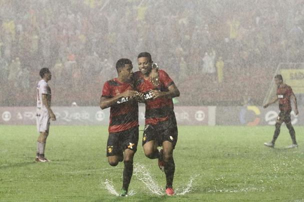 Sport se adaptou bem ao gramado, bastante castigado pelas fortes chuvas. Fezu m gol cedo e soube conduzir a partida, goleando com facilidade. Destaque para André, autor de dois gols, e Diego Souza, que igualou Leonardo como maior goleador rubro-negro na história do Brasileirão