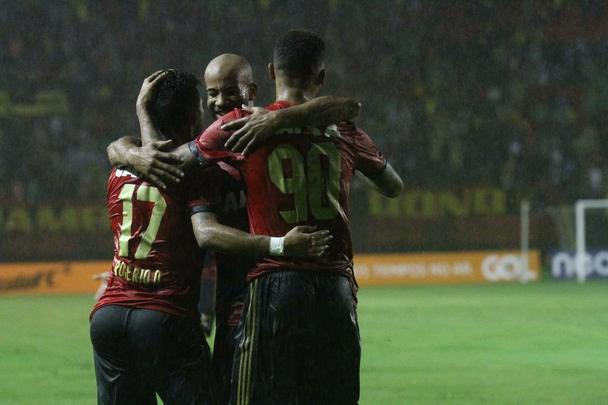Sport se adaptou bem ao gramado, bastante castigado pelas fortes chuvas. Fezu m gol cedo e soube conduzir a partida, goleando com facilidade. Destaque para André, autor de dois gols, e Diego Souza, que igualou Leonardo como maior goleador rubro-negro na história do Brasileirão