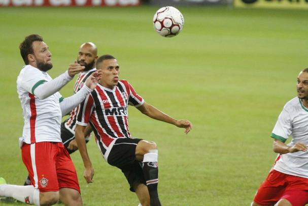 O Santa Cruz fez um bom primeiro tempo diante do Boa Esporte, mas contou com a trave para no sair atrs do placar. No mesmo lance, a equipe mineira acertou o poste do goleiro Julio Cesar duas vezes. Mas o Tricolor tambm teve bons momentos. O melhor deles, porm, s no fim da etapa, quando Joo Paulo, de cabea, fez 1 a 0 para os corais