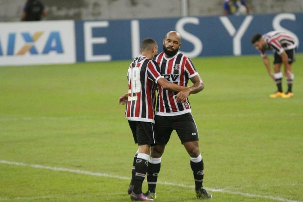 O Santa Cruz fez um bom primeiro tempo diante do Boa Esporte, mas contou com a trave para no sair atrs do placar. No mesmo lance, a equipe mineira acertou o poste do goleiro Julio Cesar duas vezes. Mas o Tricolor tambm teve bons momentos. O melhor deles, porm, s no fim da etapa, quando Joo Paulo, de cabea, fez 1 a 0 para os corais