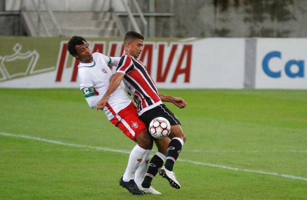 O Santa Cruz fez um bom primeiro tempo diante do Boa Esporte, mas contou com a trave para no sair atrs do placar. No mesmo lance, a equipe mineira acertou o poste do goleiro Julio Cesar duas vezes. Mas o Tricolor tambm teve bons momentos. O melhor deles, porm, s no fim da etapa, quando Joo Paulo, de cabea, fez 1 a 0 para os corais