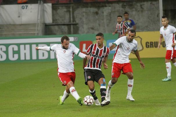 O Santa Cruz fez um bom primeiro tempo diante do Boa Esporte, mas contou com a trave para no sair atrs do placar. No mesmo lance, a equipe mineira acertou o poste do goleiro Julio Cesar duas vezes. Mas o Tricolor tambm teve bons momentos. O melhor deles, porm, s no fim da etapa, quando Joo Paulo, de cabea, fez 1 a 0 para os corais