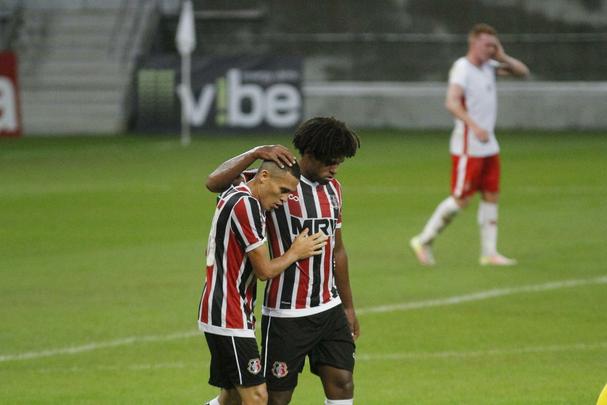 O Santa Cruz fez um bom primeiro tempo diante do Boa Esporte, mas contou com a trave para no sair atrs do placar. No mesmo lance, a equipe mineira acertou o poste do goleiro Julio Cesar duas vezes. Mas o Tricolor tambm teve bons momentos. O melhor deles, porm, s no fim da etapa, quando Joo Paulo, de cabea, fez 1 a 0 para os corais