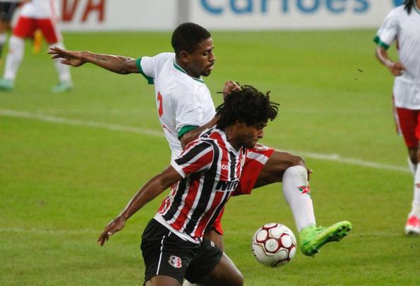 O Santa Cruz fez um bom primeiro tempo diante do Boa Esporte, mas contou com a trave para no sair atrs do placar. No mesmo lance, a equipe mineira acertou o poste do goleiro Julio Cesar duas vezes. Mas o Tricolor tambm teve bons momentos. O melhor deles, porm, s no fim da etapa, quando Joo Paulo, de cabea, fez 1 a 0 para os corais