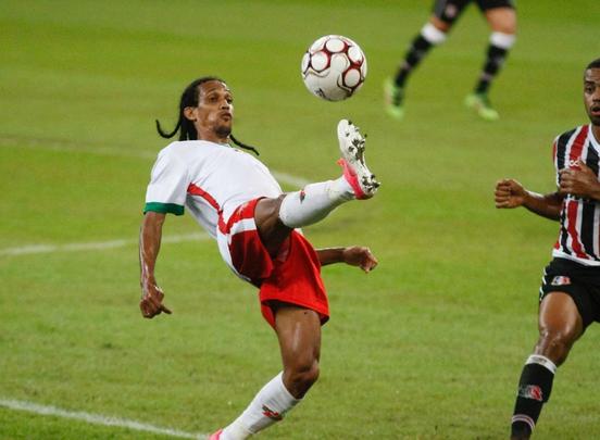 O Santa Cruz fez um bom primeiro tempo diante do Boa Esporte, mas contou com a trave para no sair atrs do placar. No mesmo lance, a equipe mineira acertou o poste do goleiro Julio Cesar duas vezes. Mas o Tricolor tambm teve bons momentos. O melhor deles, porm, s no fim da etapa, quando Joo Paulo, de cabea, fez 1 a 0 para os corais