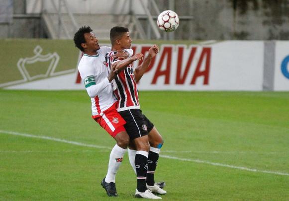 O Santa Cruz fez um bom primeiro tempo diante do Boa Esporte, mas contou com a trave para no sair atrs do placar. No mesmo lance, a equipe mineira acertou o poste do goleiro Julio Cesar duas vezes. Mas o Tricolor tambm teve bons momentos. O melhor deles, porm, s no fim da etapa, quando Joo Paulo, de cabea, fez 1 a 0 para os corais