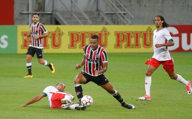 O Santa Cruz fez um bom primeiro tempo diante do Boa Esporte, mas contou com a trave para no sair atrs do placar. No mesmo lance, a equipe mineira acertou o poste do goleiro Julio Cesar duas vezes. Mas o Tricolor tambm teve bons momentos. O melhor deles, porm, s no fim da etapa, quando Joo Paulo, de cabea, fez 1 a 0 para os corais