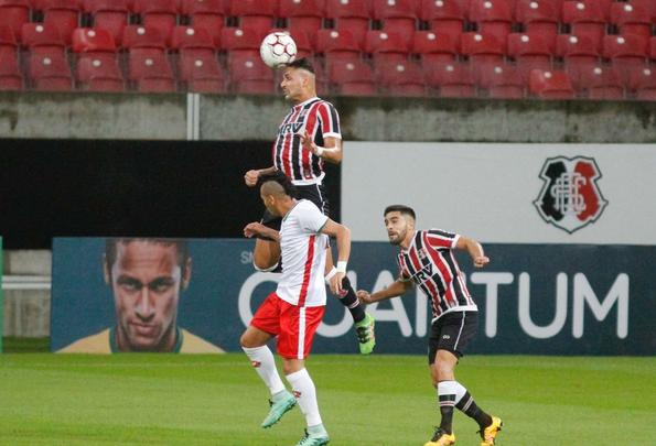 O Santa Cruz fez um bom primeiro tempo diante do Boa Esporte, mas contou com a trave para no sair atrs do placar. No mesmo lance, a equipe mineira acertou o poste do goleiro Julio Cesar duas vezes. Mas o Tricolor tambm teve bons momentos. O melhor deles, porm, s no fim da etapa, quando Joo Paulo, de cabea, fez 1 a 0 para os corais