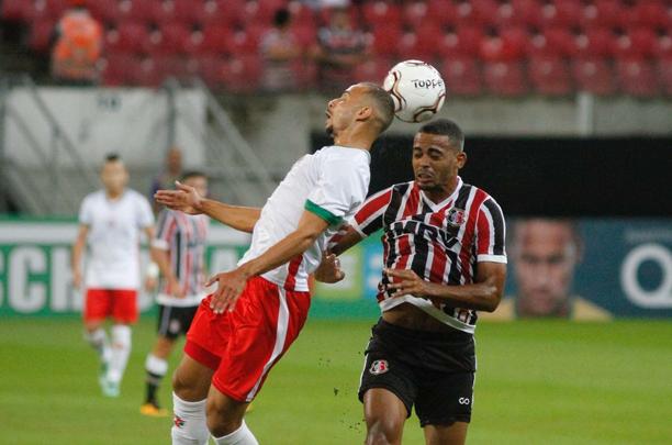 O Santa Cruz fez um bom primeiro tempo diante do Boa Esporte, mas contou com a trave para no sair atrs do placar. No mesmo lance, a equipe mineira acertou o poste do goleiro Julio Cesar duas vezes. Mas o Tricolor tambm teve bons momentos. O melhor deles, porm, s no fim da etapa, quando Joo Paulo, de cabea, fez 1 a 0 para os corais