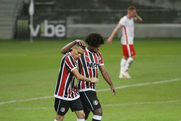O Santa Cruz fez um bom primeiro tempo diante do Boa Esporte, mas contou com a trave para no sair atrs do placar. No mesmo lance, a equipe mineira acertou o poste do goleiro Julio Cesar duas vezes. Mas o Tricolor tambm teve bons momentos. O melhor deles, porm, s no fim da etapa, quando Joo Paulo, de cabea, fez 1 a 0 para os corais