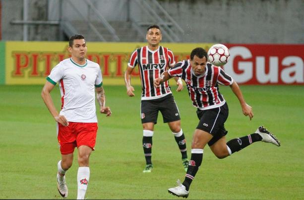 O Santa Cruz fez um bom primeiro tempo diante do Boa Esporte, mas contou com a trave para no sair atrs do placar. No mesmo lance, a equipe mineira acertou o poste do goleiro Julio Cesar duas vezes. Mas o Tricolor tambm teve bons momentos. O melhor deles, porm, s no fim da etapa, quando Joo Paulo, de cabea, fez 1 a 0 para os corais