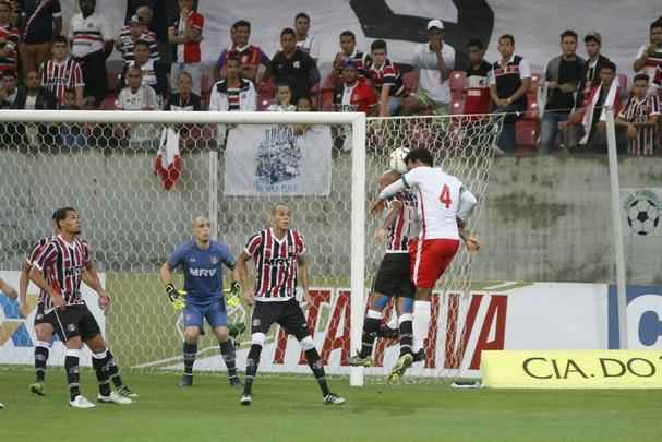O Santa Cruz fez um bom primeiro tempo diante do Boa Esporte, mas contou com a trave para no sair atrs do placar. No mesmo lance, a equipe mineira acertou o poste do goleiro Julio Cesar duas vezes. Mas o Tricolor tambm teve bons momentos. O melhor deles, porm, s no fim da etapa, quando Joo Paulo, de cabea, fez 1 a 0 para os corais