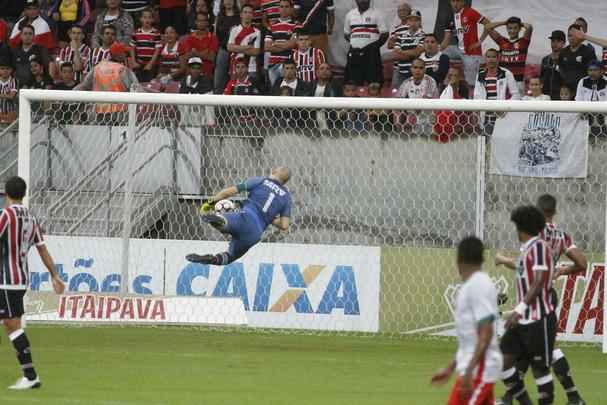 O Santa Cruz fez um bom primeiro tempo diante do Boa Esporte, mas contou com a trave para no sair atrs do placar. No mesmo lance, a equipe mineira acertou o poste do goleiro Julio Cesar duas vezes. Mas o Tricolor tambm teve bons momentos. O melhor deles, porm, s no fim da etapa, quando Joo Paulo, de cabea, fez 1 a 0 para os corais
