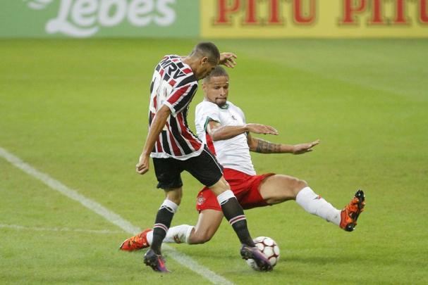 No segundo tempo, o Santa Cruz caiu muito de produo. O Boa Esporte, aos poucos, foi chegando e ainda perdeu oportunidades de marcar antes de Thaciano fazer 1 a 1. O pior  que, mesmo depois de sofrer o empate, o Tricolor no conseguiu partir para cima, dando, inclusive, chances ao adversrio para virar a partida, o que acabou no acontecendo