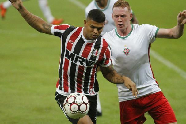 No segundo tempo, o Santa Cruz caiu muito de produo. O Boa Esporte, aos poucos, foi chegando e ainda perdeu oportunidades de marcar antes de Thaciano fazer 1 a 1. O pior  que, mesmo depois de sofrer o empate, o Tricolor no conseguiu partir para cima, dando, inclusive, chances ao adversrio para virar a partida, o que acabou no acontecendo