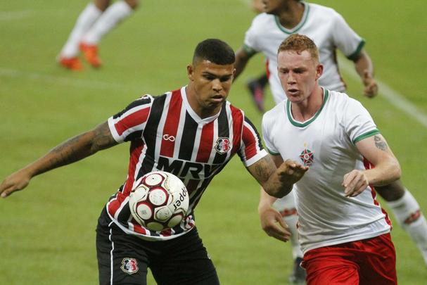 No segundo tempo, o Santa Cruz caiu muito de produo. O Boa Esporte, aos poucos, foi chegando e ainda perdeu oportunidades de marcar antes de Thaciano fazer 1 a 1. O pior  que, mesmo depois de sofrer o empate, o Tricolor no conseguiu partir para cima, dando, inclusive, chances ao adversrio para virar a partida, o que acabou no acontecendo