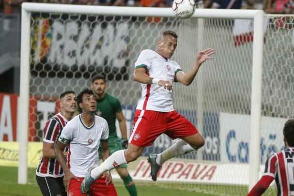 No segundo tempo, o Santa Cruz caiu muito de produo. O Boa Esporte, aos poucos, foi chegando e ainda perdeu oportunidades de marcar antes de Thaciano fazer 1 a 1. O pior  que, mesmo depois de sofrer o empate, o Tricolor no conseguiu partir para cima, dando, inclusive, chances ao adversrio para virar a partida, o que acabou no acontecendo