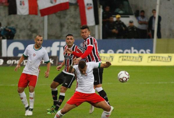No segundo tempo, o Santa Cruz caiu muito de produo. O Boa Esporte, aos poucos, foi chegando e ainda perdeu oportunidades de marcar antes de Thaciano fazer 1 a 1. O pior  que, mesmo depois de sofrer o empate, o Tricolor no conseguiu partir para cima, dando, inclusive, chances ao adversrio para virar a partida, o que acabou no acontecendo