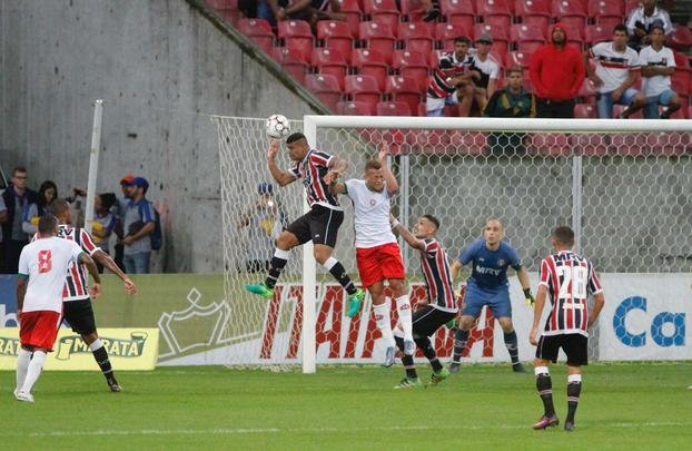 No segundo tempo, o Santa Cruz caiu muito de produo. O Boa Esporte, aos poucos, foi chegando e ainda perdeu oportunidades de marcar antes de Thaciano fazer 1 a 1. O pior  que, mesmo depois de sofrer o empate, o Tricolor no conseguiu partir para cima, dando, inclusive, chances ao adversrio para virar a partida, o que acabou no acontecendo