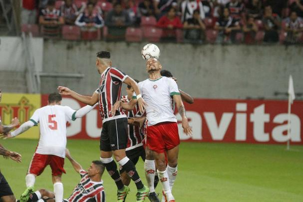No segundo tempo, o Santa Cruz caiu muito de produo. O Boa Esporte, aos poucos, foi chegando e ainda perdeu oportunidades de marcar antes de Thaciano fazer 1 a 1. O pior  que, mesmo depois de sofrer o empate, o Tricolor no conseguiu partir para cima, dando, inclusive, chances ao adversrio para virar a partida, o que acabou no acontecendo