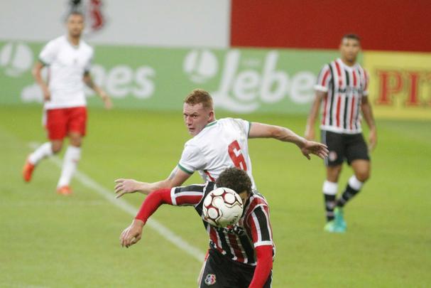 No segundo tempo, o Santa Cruz caiu muito de produo. O Boa Esporte, aos poucos, foi chegando e ainda perdeu oportunidades de marcar antes de Thaciano fazer 1 a 1. O pior  que, mesmo depois de sofrer o empate, o Tricolor no conseguiu partir para cima, dando, inclusive, chances ao adversrio para virar a partida, o que acabou no acontecendo