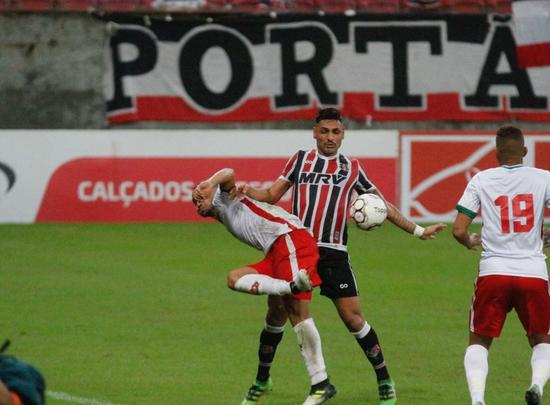 No segundo tempo, o Santa Cruz caiu muito de produo. O Boa Esporte, aos poucos, foi chegando e ainda perdeu oportunidades de marcar antes de Thaciano fazer 1 a 1. O pior  que, mesmo depois de sofrer o empate, o Tricolor no conseguiu partir para cima, dando, inclusive, chances ao adversrio para virar a partida, o que acabou no acontecendo