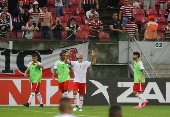 No segundo tempo, o Santa Cruz caiu muito de produo. O Boa Esporte, aos poucos, foi chegando e ainda perdeu oportunidades de marcar antes de Thaciano fazer 1 a 1. O pior  que, mesmo depois de sofrer o empate, o Tricolor no conseguiu partir para cima, dando, inclusive, chances ao adversrio para virar a partida, o que acabou no acontecendo