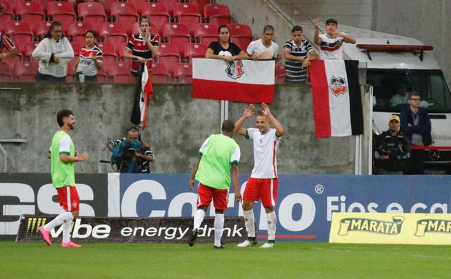 No segundo tempo, o Santa Cruz caiu muito de produo. O Boa Esporte, aos poucos, foi chegando e ainda perdeu oportunidades de marcar antes de Thaciano fazer 1 a 1. O pior  que, mesmo depois de sofrer o empate, o Tricolor no conseguiu partir para cima, dando, inclusive, chances ao adversrio para virar a partida, o que acabou no acontecendo