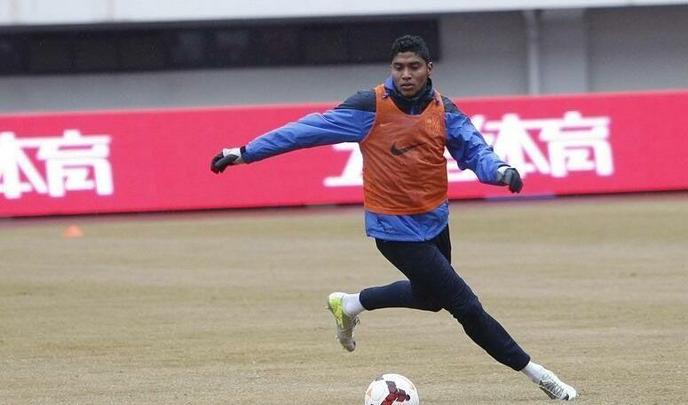 A temporada na Colômbia acabou rendendo ao atacante uma oportunidade no futebol chinês em 2014. O jogador foi contratado pelo Shanghai Shenhua, pelo qual atuou em apenas 9 partidas, sendo 7 como titular e marcando somente um gol.