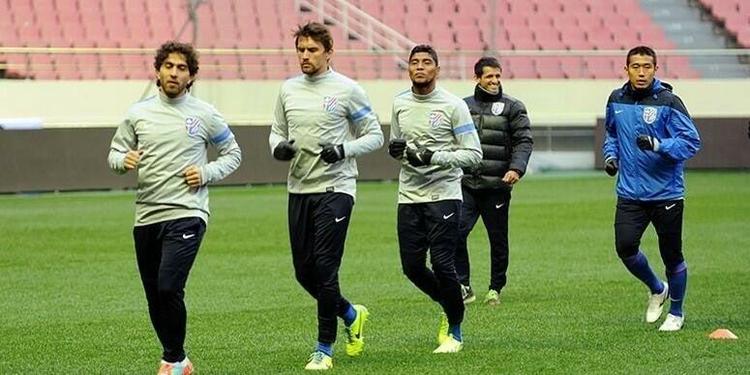 A temporada na Colômbia acabou rendendo ao atacante uma oportunidade no futebol chinês em 2014. O jogador foi contratado pelo Shanghai Shenhua, pelo qual atuou em apenas 9 partidas, sendo 7 como titular e marcando somente um gol.