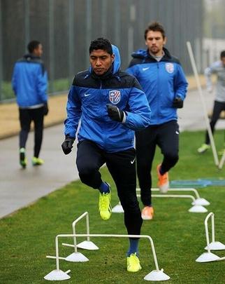 A temporada na Colômbia acabou rendendo ao atacante uma oportunidade no futebol chinês em 2014. O jogador foi contratado pelo Shanghai Shenhua, pelo qual atuou em apenas 9 partidas, sendo 7 como titular e marcando somente um gol.