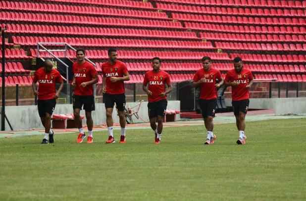 Aps vitria na Ilha do Retiro por 2 a 0, Sport pode perder por at um gol que avana s oitavas de final. Em reapresentao, titulares fizeram apenas um trabalho regenerativo no estdio rubro-negro enquanto Magro, recuperado de leso muscular, voltou a trabalhar normalmente. Nesta tera, grupo viaja a So Paulo de onde segue para Argentina no dia seguinte