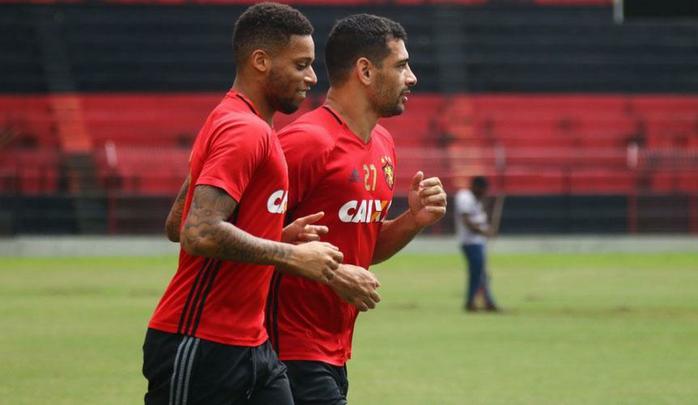 Aps vitria na Ilha do Retiro por 2 a 0, Sport pode perder por at um gol que avana s oitavas de final. Em reapresentao, titulares fizeram apenas um trabalho regenerativo no estdio rubro-negro enquanto Magro, recuperado de leso muscular, voltou a trabalhar normalmente. Nesta tera, grupo viaja a So Paulo de onde segue para Argentina no dia seguinte