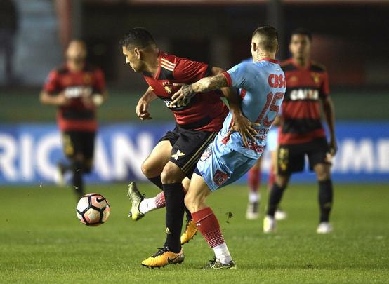 Mesmo com a vantagem da vitria por 2 a 0 na Ilha do Retiro, Sport foi at a Argentina e teve uma postura de no esperar o adversrio. O Leo teve boa presena ofensiva, mas no foi efetivo a ponto de levar perigo  meta do goleiro Santillo. J o Arsenal-ARG, precisando fazer gols, mostrou mais uma vez carncia tcnica, mas disposio de sobra. E foi assim que, no fim do primeiro tempo, os argentinos saram na frente do placar, com um gol de Brunetta.