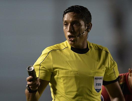 Mesmo com a vantagem da vitria por 2 a 0 na Ilha do Retiro, Sport foi at a Argentina e teve uma postura de no esperar o adversrio. O Leo teve boa presena ofensiva, mas no foi efetivo a ponto de levar perigo  meta do goleiro Santillo. J o Arsenal-ARG, precisando fazer gols, mostrou mais uma vez carncia tcnica, mas disposio de sobra. E foi assim que, no fim do primeiro tempo, os argentinos saram na frente do placar, com um gol de Brunetta.