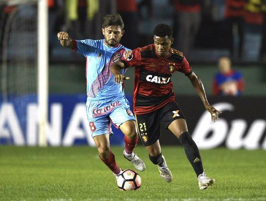 Mesmo com a vantagem da vitria por 2 a 0 na Ilha do Retiro, Sport foi at a Argentina e teve uma postura de no esperar o adversrio. O Leo teve boa presena ofensiva, mas no foi efetivo a ponto de levar perigo  meta do goleiro Santillo. J o Arsenal-ARG, precisando fazer gols, mostrou mais uma vez carncia tcnica, mas disposio de sobra. E foi assim que, no fim do primeiro tempo, os argentinos saram na frente do placar, com um gol de Brunetta.