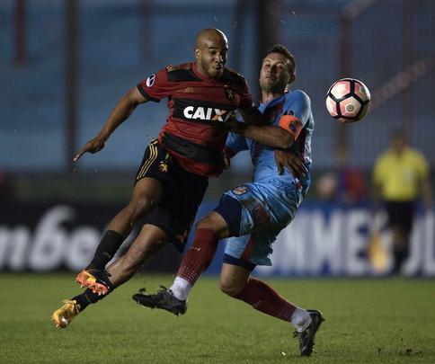 O Arsenal-ARG voltou para o segundo tempo ainda mais em cima, enquanto o Sport estava aptico. Merecidamente, os time argentino fez o segundo gol. O placar de 2 a 0 levaria a deciso para os pnaltis. J havia passado a hora do Leo reagir. E ele reagiu. Diego Souza fez a grande jogada e Andr marcou, colocando a equipe rubro-negra novamente nas oitavas de final da Sul-Americana