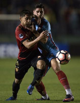 O Arsenal-ARG voltou para o segundo tempo ainda mais em cima, enquanto o Sport estava aptico. Merecidamente, os time argentino fez o segundo gol. O placar de 2 a 0 levaria a deciso para os pnaltis. J havia passado a hora do Leo reagir. E ele reagiu. Diego Souza fez a grande jogada e Andr marcou, colocando a equipe rubro-negra novamente nas oitavas de final da Sul-Americana